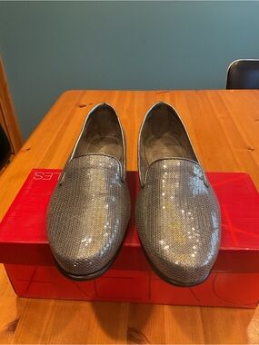 AEROSOLES BETUNIA FLATS DARK SILVER METALLIC WOMENS SZ 8 BLINGY SEQUINS NEW